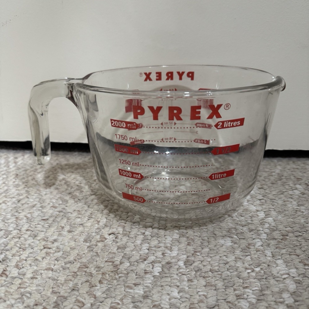 PYREX 8 Cups 64 Oz 2 Quarts Red Lettering Measuring Cup 2000 ML 2 Litres - Picture 2 of 7